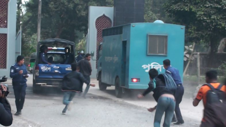 সাবেক কৃষিমন্ত্রীর দিকে ডিম ছুড়লেন শিক্ষার্থীরা